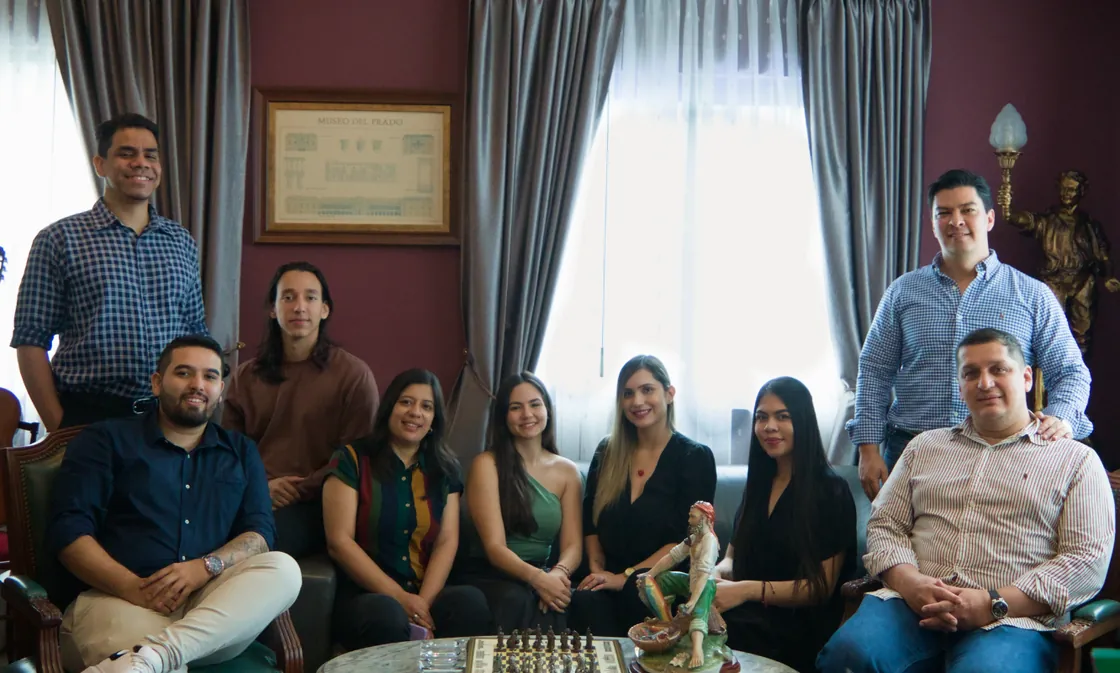 Equipo de AllUp reunido en una sala